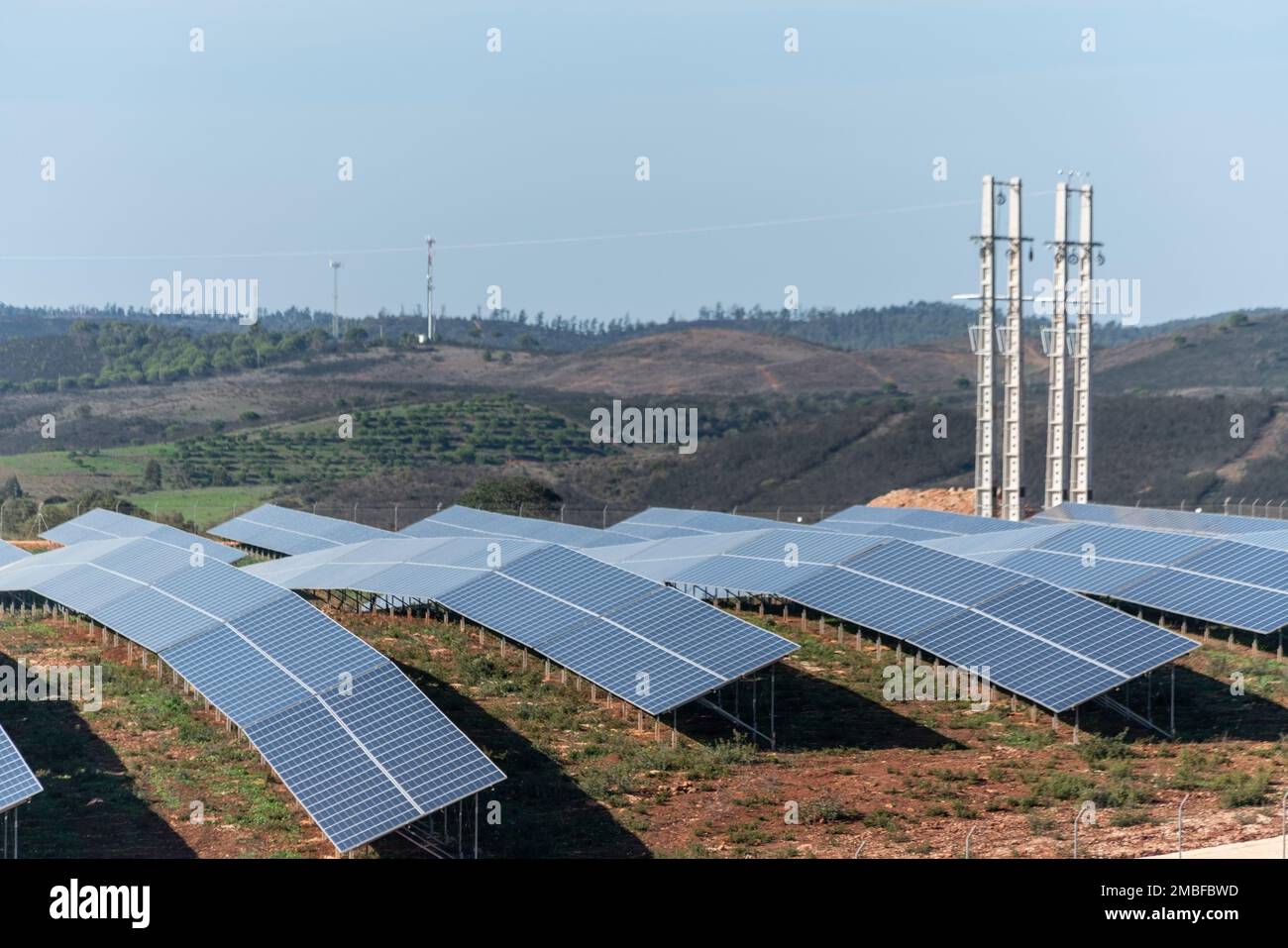 Antenna. I pannelli solari della stazione coprono i campi delle colline portoghesi per generare energia elettrica pulita ed ecologica. Foto Stock