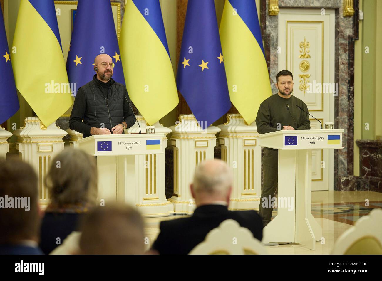 Kiev, Ucraina. 19th Jan, 2023. Il Presidente del Consiglio europeo Charles Michel, di sinistra, e il Presidente ucraino Volodymyr Zelenskyy ascoltano una domanda dei media durante una conferenza stampa congiunta al Palazzo Mariinskyi, il 19 gennaio 2023 a Kiev, Ucraina. Credit: Ukraine Presidency/Ukraine Presidency/Alamy Live News Foto Stock