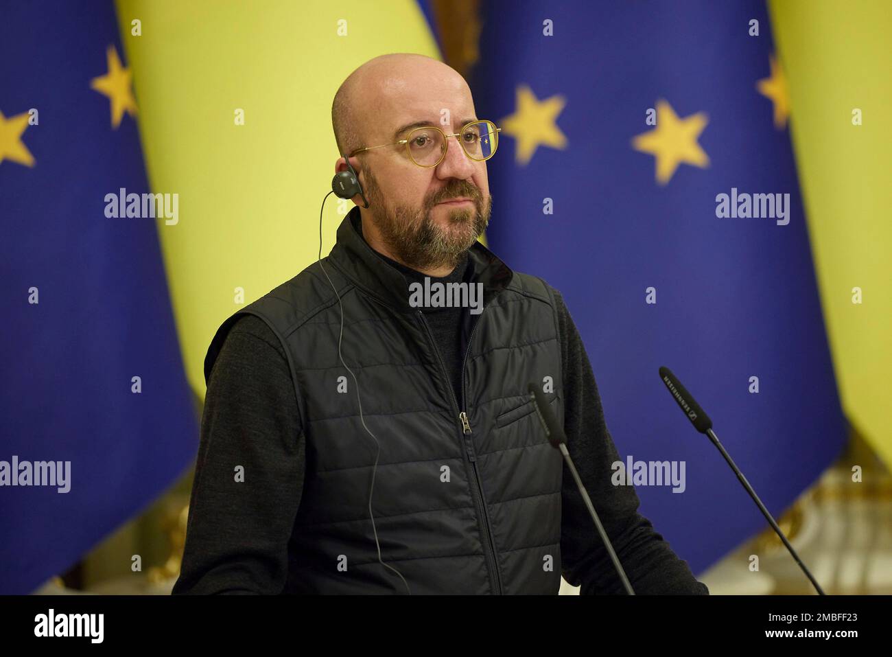 Kiev, Ucraina. 19th Jan, 2023. Il Presidente del Consiglio europeo Charles Michel ascolta un'interrogazione dei media durante una conferenza stampa congiunta con il Presidente ucraino Volodymyr Zelenskyy al Palazzo Mariinskyi, 19 gennaio 2023 a Kiev, Ucraina. Credit: Ukraine Presidency/Ukraine Presidency/Alamy Live News Foto Stock