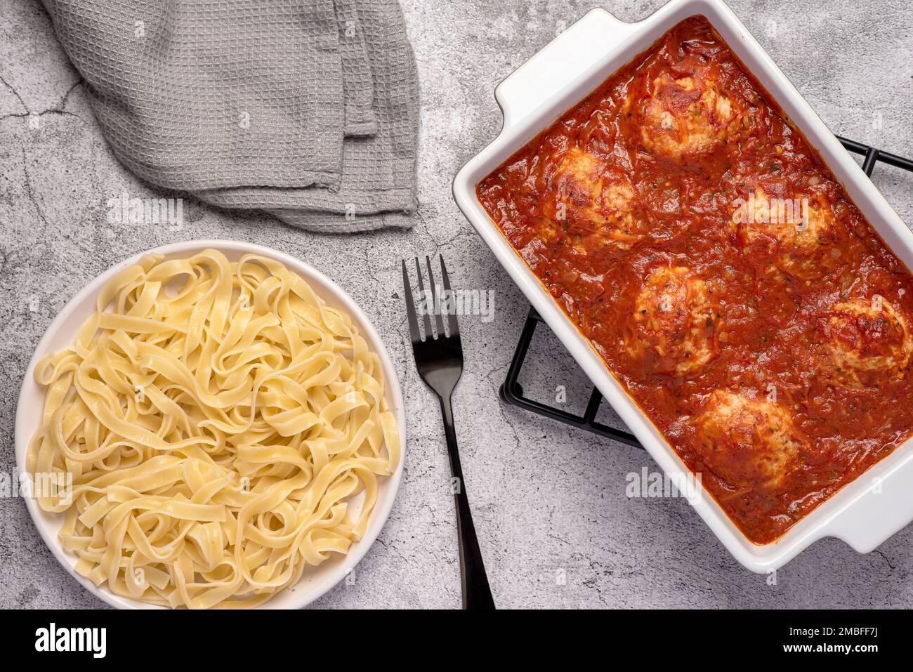 Fotografia alimentare di polpette, tagliatelle; pasta, tritato, manzo, pollo, maiale, carne, salsa di pomodoro, italiano Foto Stock