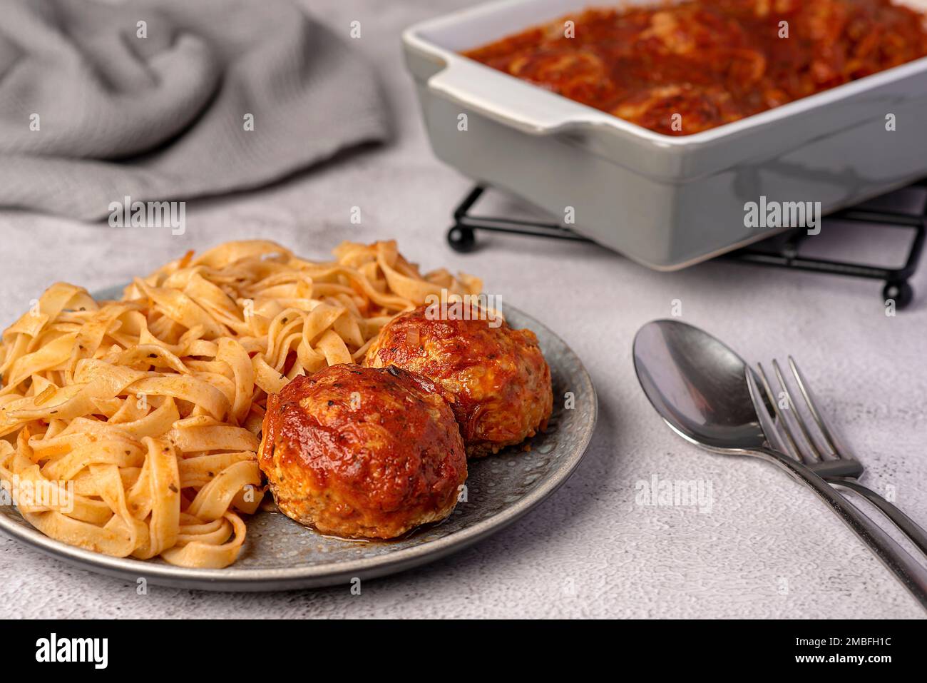 Fotografia alimentare di polpette, tagliatelle; pasta, tritato, manzo, pollo, maiale, carne, salsa di pomodoro, italiano Foto Stock