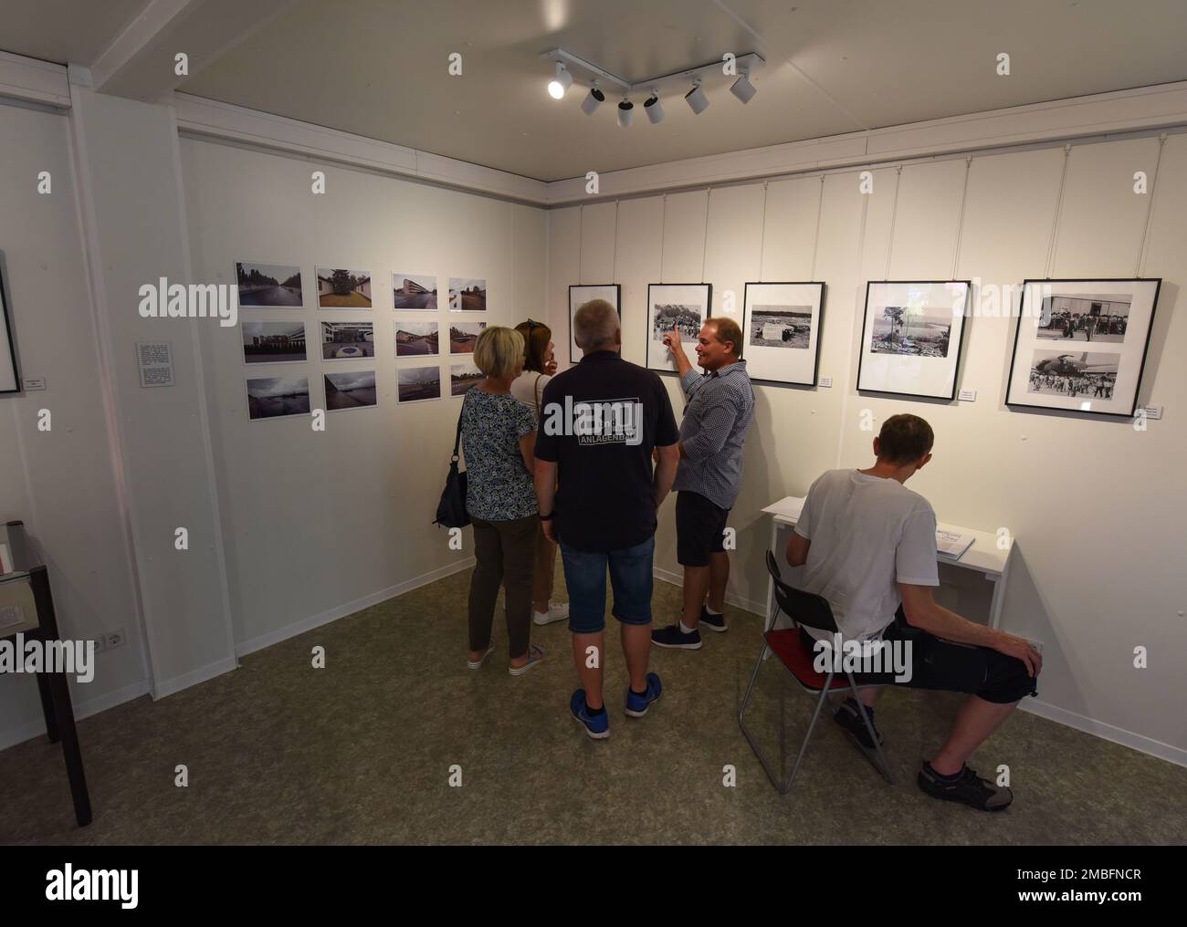 I partecipanti visiteranno la mostra 70 anni della base aerea di Ramstein al Docu Center Ramstein, Germania, 15 giugno 2022. La mostra ha offerto una varietà di oggetti e foto che mettono in luce sette decenni di storia di Ramstein AB. Foto Stock