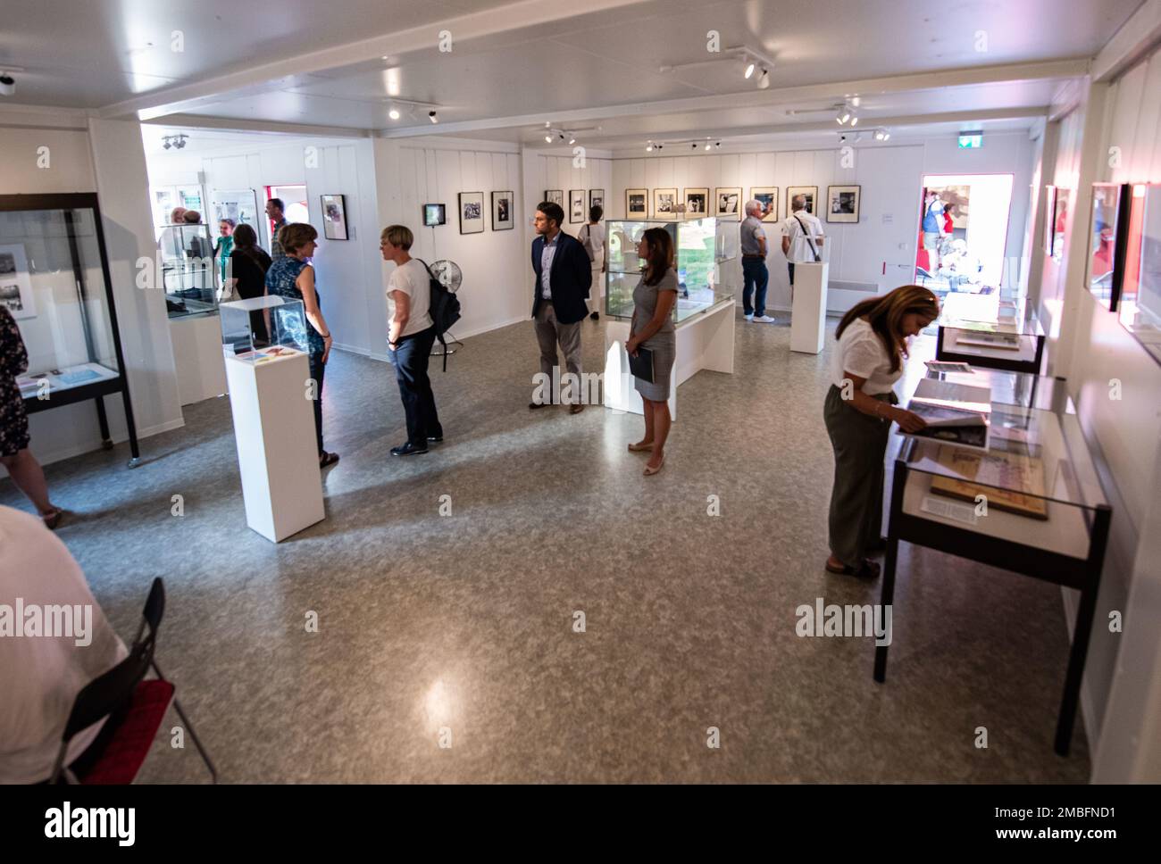 I partecipanti visiteranno la mostra 70 anni della base aerea di Ramstein al Docu Center Ramstein, Germania, 15 giugno 2022. La mostra ha offerto una varietà di oggetti e foto che mettono in luce 7 decenni di storia di Ramstein AB. Foto Stock