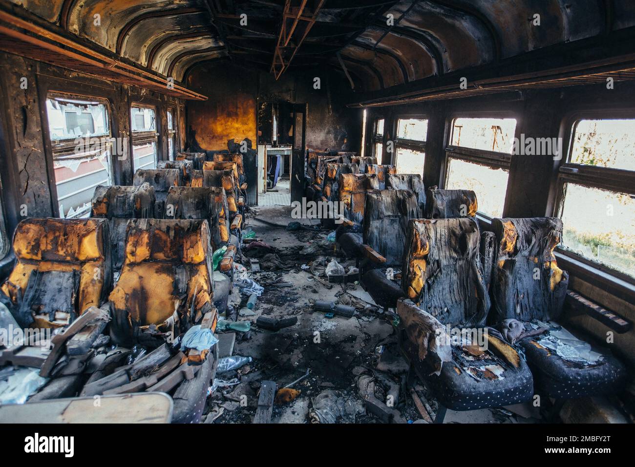 Allenati dopo il fuoco. Interno bruciato del trasporto passeggeri. Conseguenze del fuoco o della guerra. Foto Stock