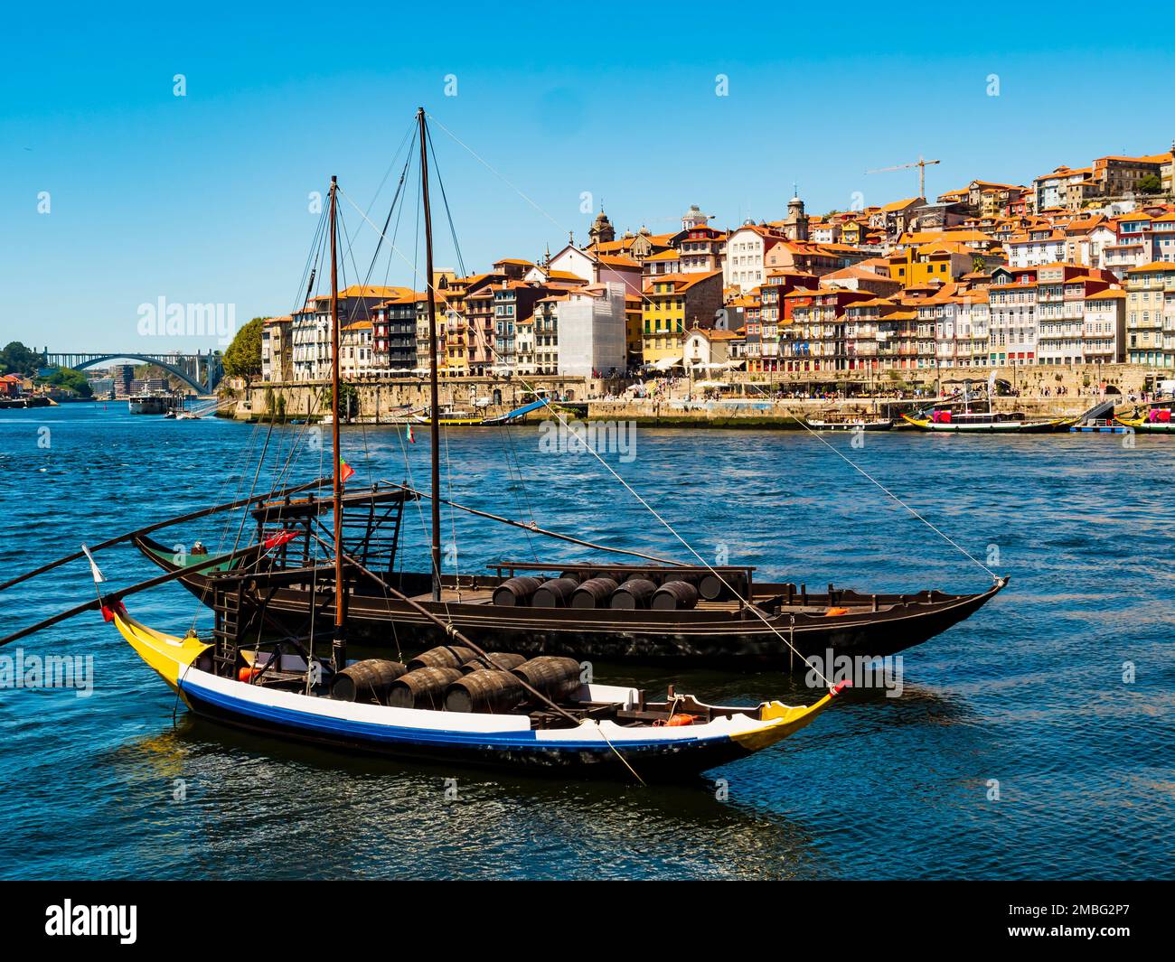 Incredibile vista di Porto, con le sue case colorate e le barche tipiche sulle rive del fiume Douro, Portogallo Foto Stock