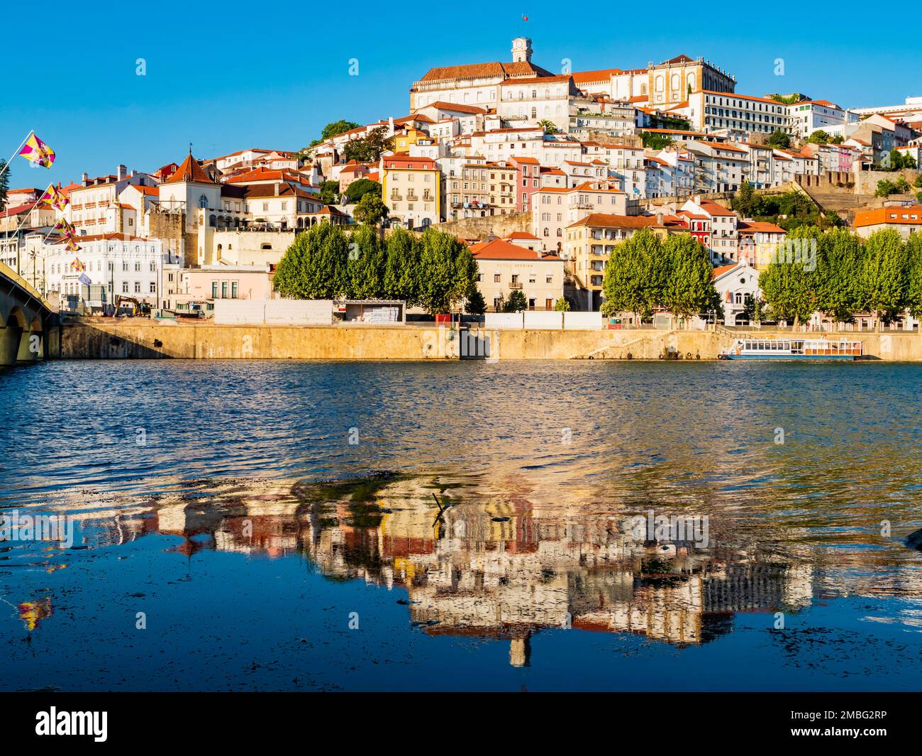 Lo splendido skyline di Coimbra si riflette nel fiume Mondego, Portogallo Foto Stock