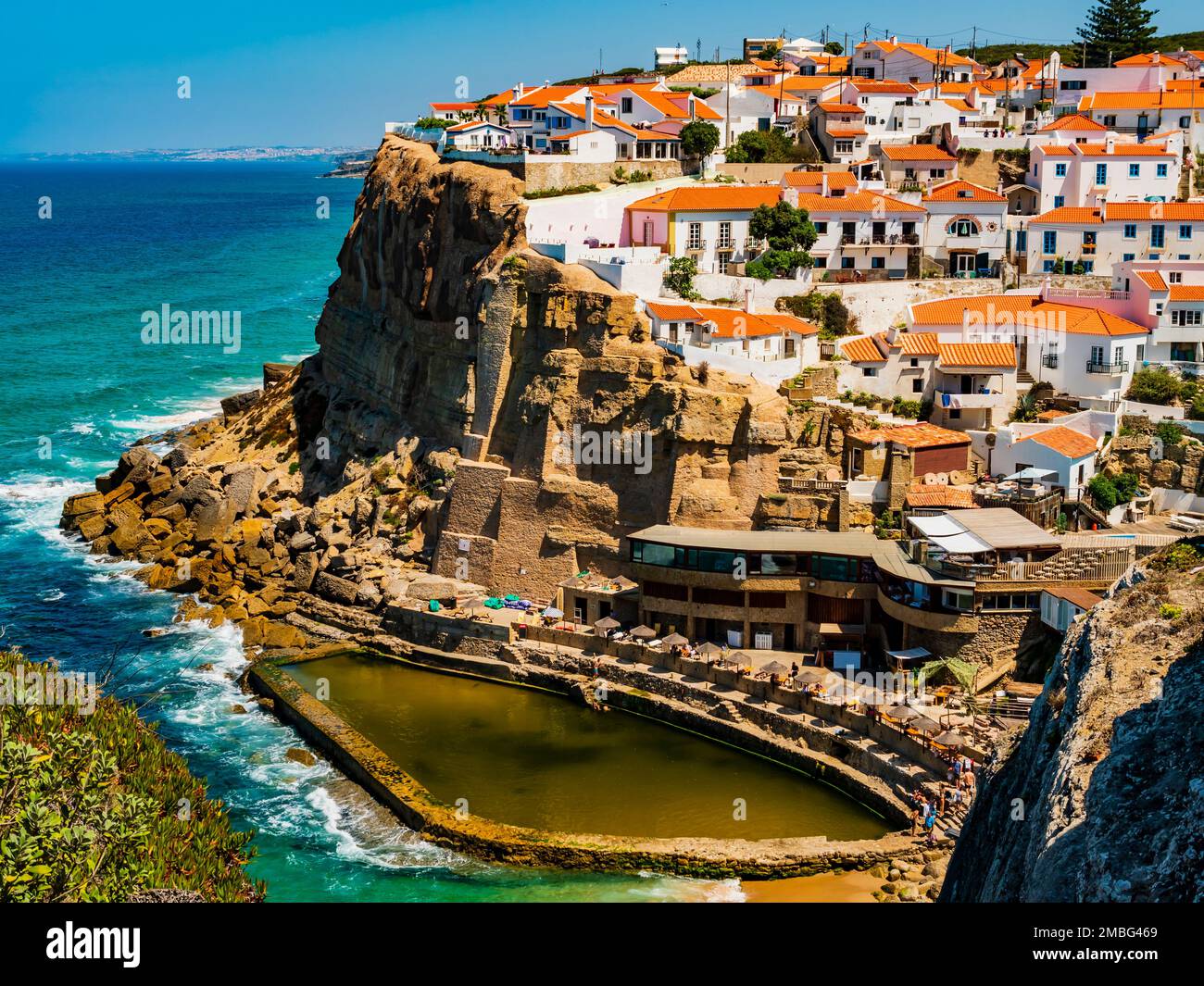 Splendida vista sul villaggio sul mare di Azenhas do Mar, famoso per la sua piscina naturale e le case bianche che si affacciano sull'Oceano Atlantico, Sintra munici Foto Stock