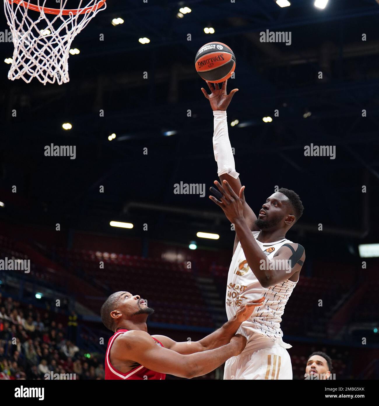 Milano, Italia. 20th Jan, 2023. Forum di Assago, Milano, Italia, 20 gennaio 2023, Caduta di Youssoupha (Asvel Lyon Villeurbanne) nel corso del EA7 Emporio Armani Milano vs Lyon-Villeurbanne - Basketball Campionato Eurolega Credit: Live Media Publishing Group/Alamy Live News Foto Stock