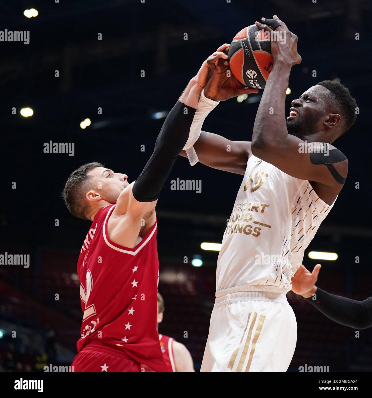 Milano, Italia. 20th Jan, 2023. Forum di Assago, Milano, Italia, 20 gennaio 2023, Caduta di Youssoupha (Asvel Lyon Villeurbanne) nel corso del EA7 Emporio Armani Milano vs Lyon-Villeurbanne - Basketball Campionato Eurolega Credit: Live Media Publishing Group/Alamy Live News Foto Stock