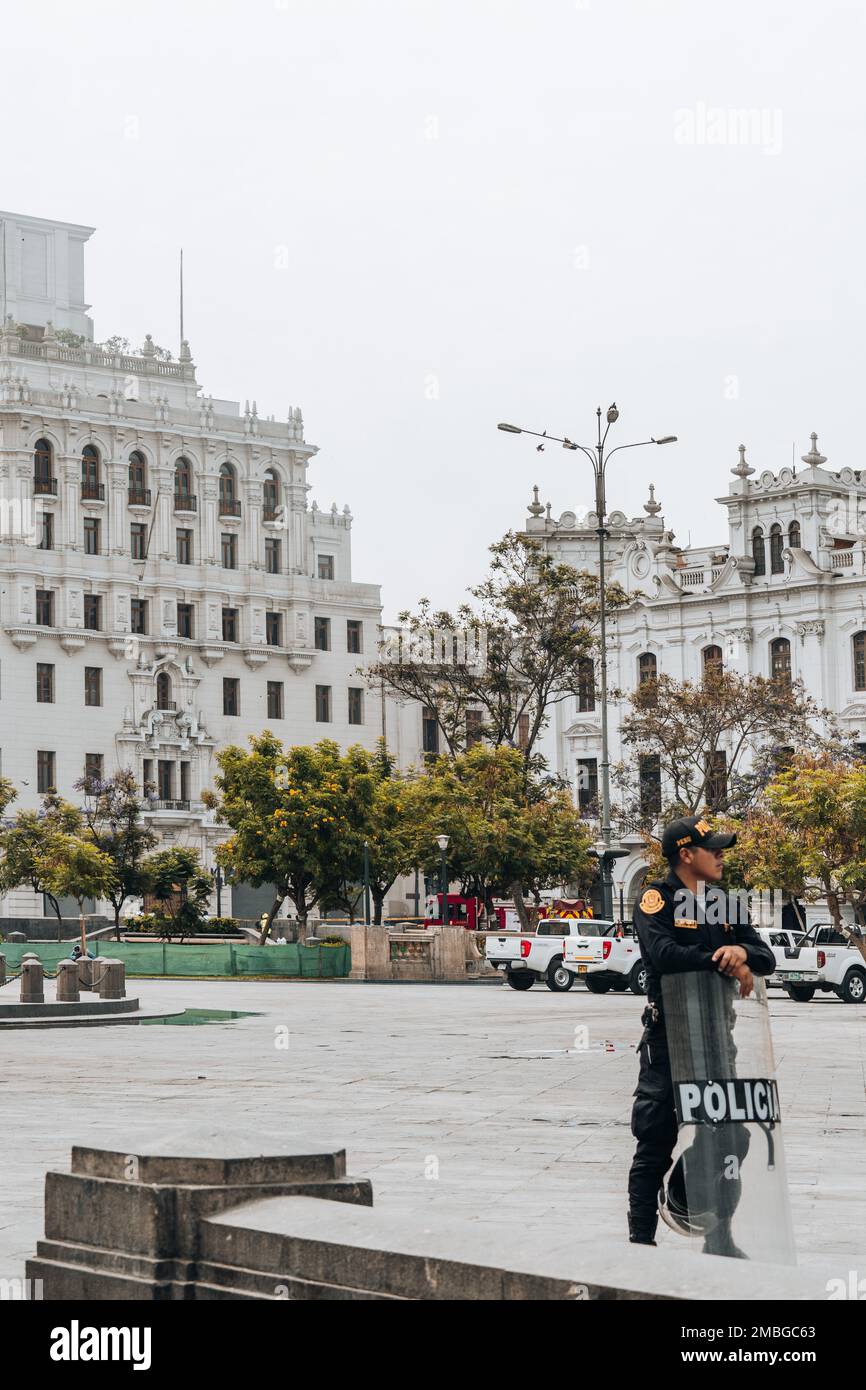 Lima, Perù - 20 gennaio 2023: Poliziotti per le strade a Piazza San Martin Foto Stock