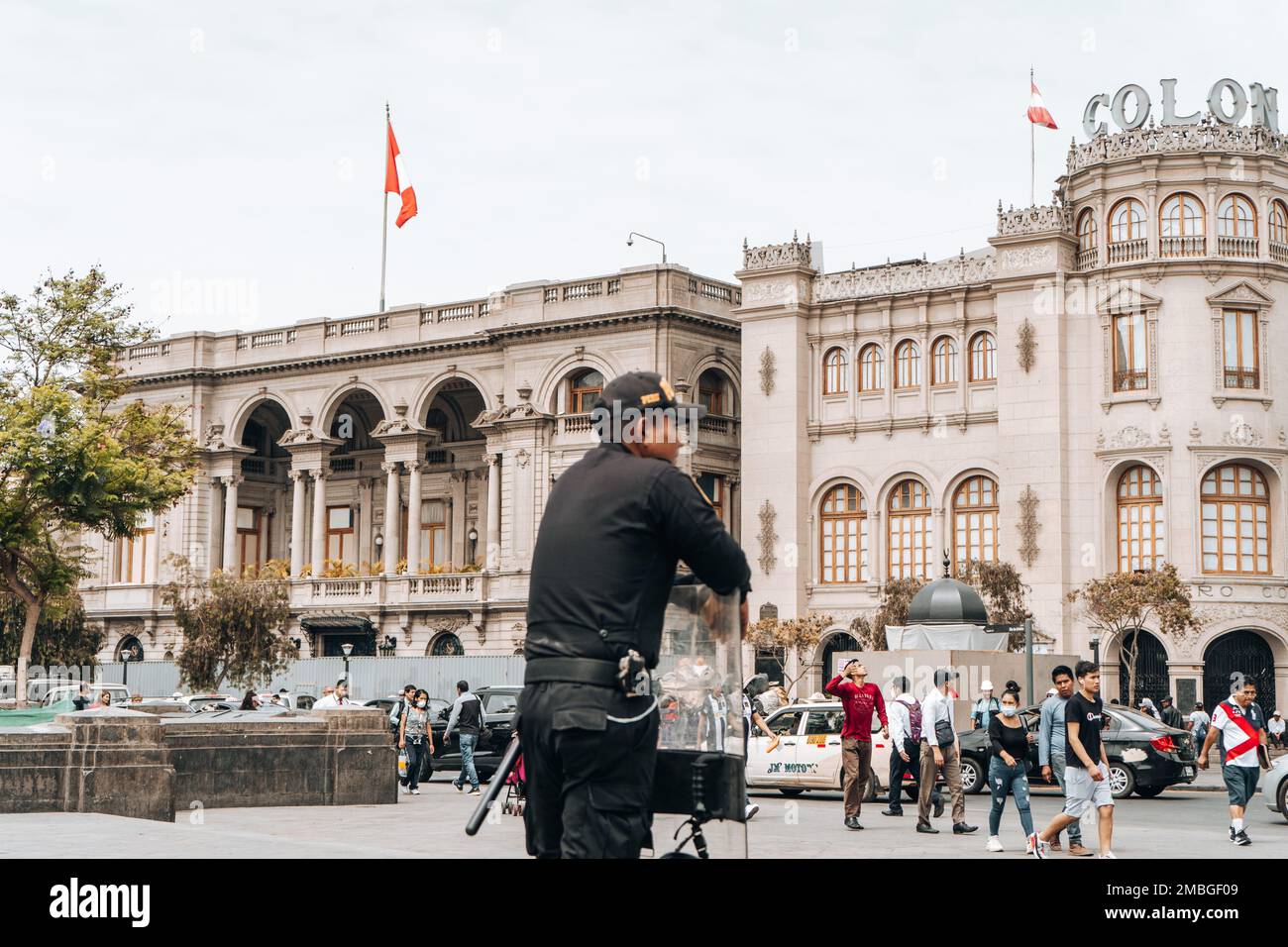 Lima, Perù - 20 gennaio 2023: Poliziotti per le strade a Piazza San Martin Foto Stock