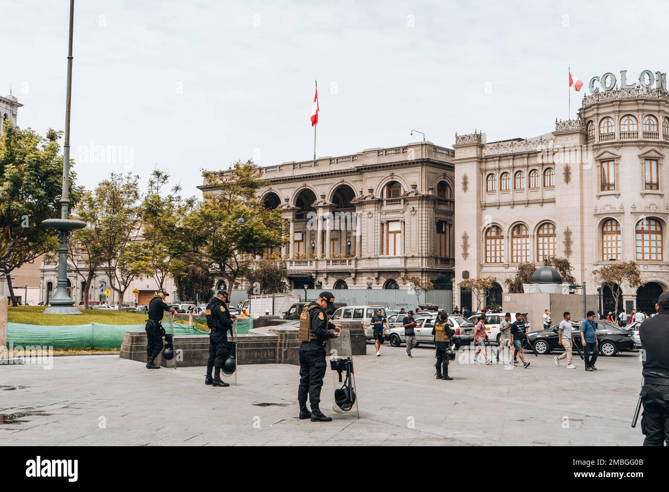 Lima, Perù - 20 gennaio 2023: Poliziotti per le strade a Piazza San Martin Foto Stock
