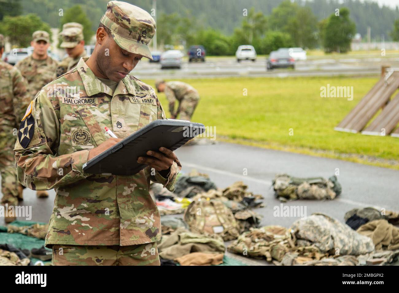 I soldati controllano e imballano l'attrezzatura necessaria come parte della migliore competizione della squadra alla base congiunta Lewis-McChord, Washington, 15 giugno 2022. Il concorso migliore squadra sottolinea l'importanza della squadra attraverso la costruzione di un clima positivo in cui i nostri soldati sono membri di una squadra coesa altamente addestrata, disciplinata e in forma. Foto Stock