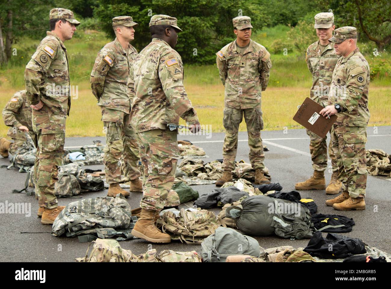 I soldati controllano e imballano l'attrezzatura necessaria come parte della migliore competizione della squadra alla base congiunta Lewis-McChord, Washington, 15 giugno 2022. In seguito alla competizione i Corps, la squadra vincitrice gareggerà con altri comandi importanti alla competizione Army. Foto Stock