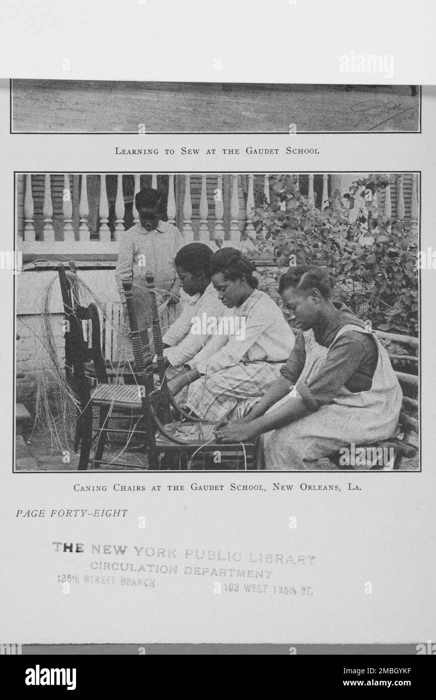 Sedie per caning presso la Scuola Gaudet di New Orleans, la., (1923?). Foto Stock