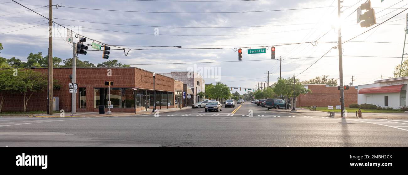 Folkston, Georgia, USA - 16 aprile 2022: Il vecchio quartiere degli affari su Main Street Foto Stock
