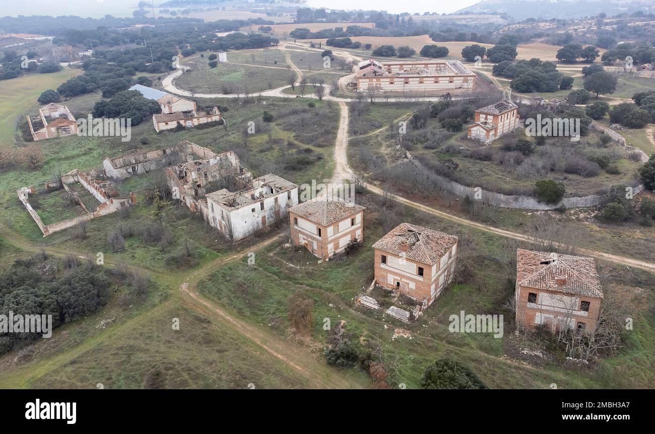 Un villaggio abbandonato visto dall'aria con alcune case con tetti crollati, un eremo in rovine, e case coloniche, la città di Villaflores, Guadalajara Foto Stock