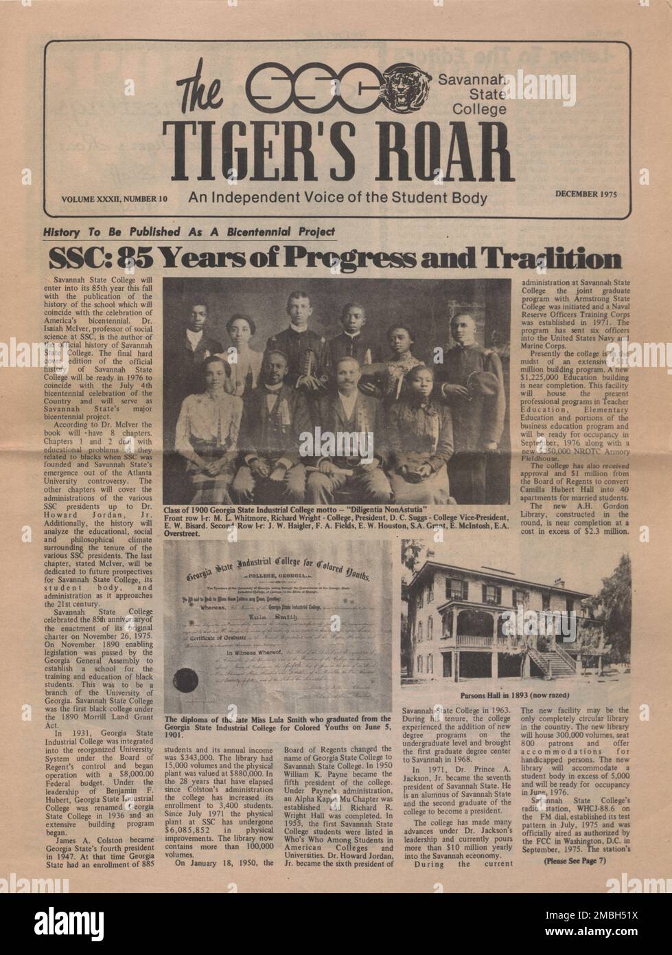 Il ruggito della Tigre: Una voce indipendente del corpo studentesco, Volume XXXII, 1975-12. 'La storia sarà pubblicata come progetto bicentenario. SSC [Savannah state College]: 85 anni di progresso e tradizione. [Foto verticale]. Classe di 1900 Georgia state Industrial College motto - "Diligentia non astutia". Prima fila l-r: M. L. Whitmore, Richard Wright - College, Presidente, D. C. Suggs - Vicepresidente del College, E. W. Bisard. Seconda fila l-r: J. W. Haigler, F. A. Fields, E. W. Houston, S. A. Grant, E. McIntosh, E. A. Overstreet". Foto di 'il diploma della compianto Miss Lula Smith che si è laureata Foto Stock