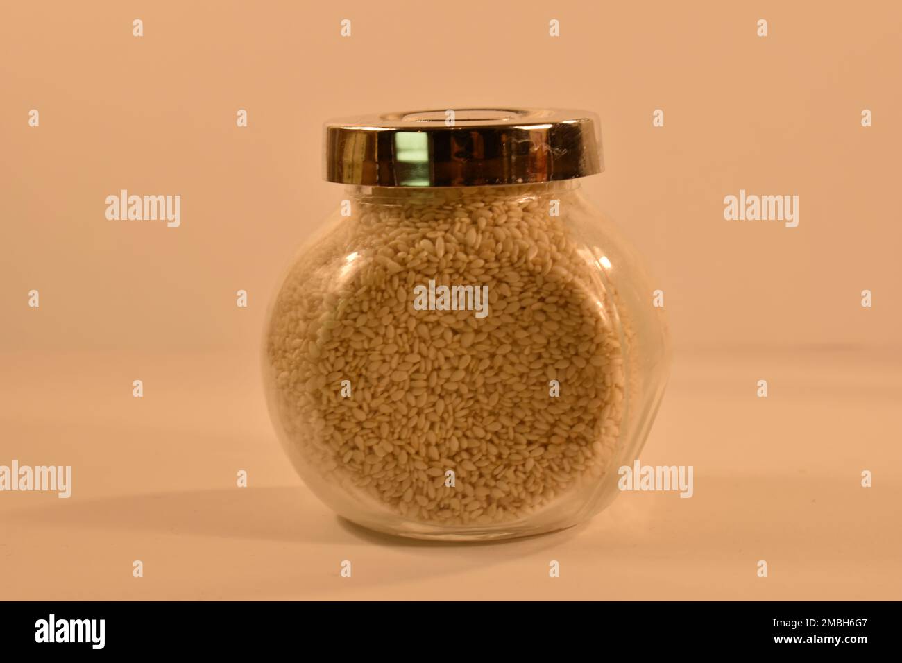 Vaso di semi di sesamo sparare su uno sfondo bianco Foto Stock