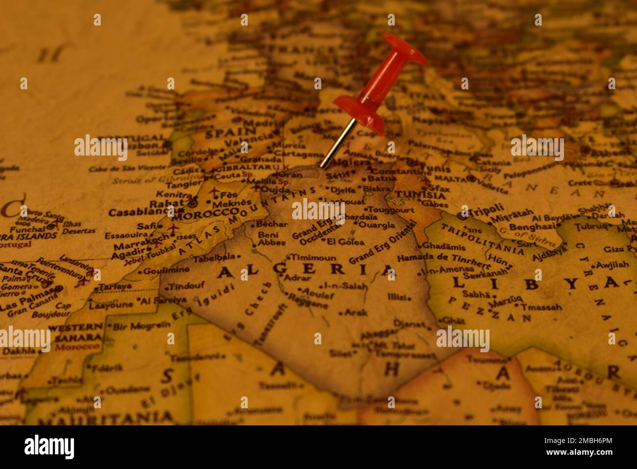 Mappa d'epoca dell'Algeria con un segnaposto su un Alger Foto Stock