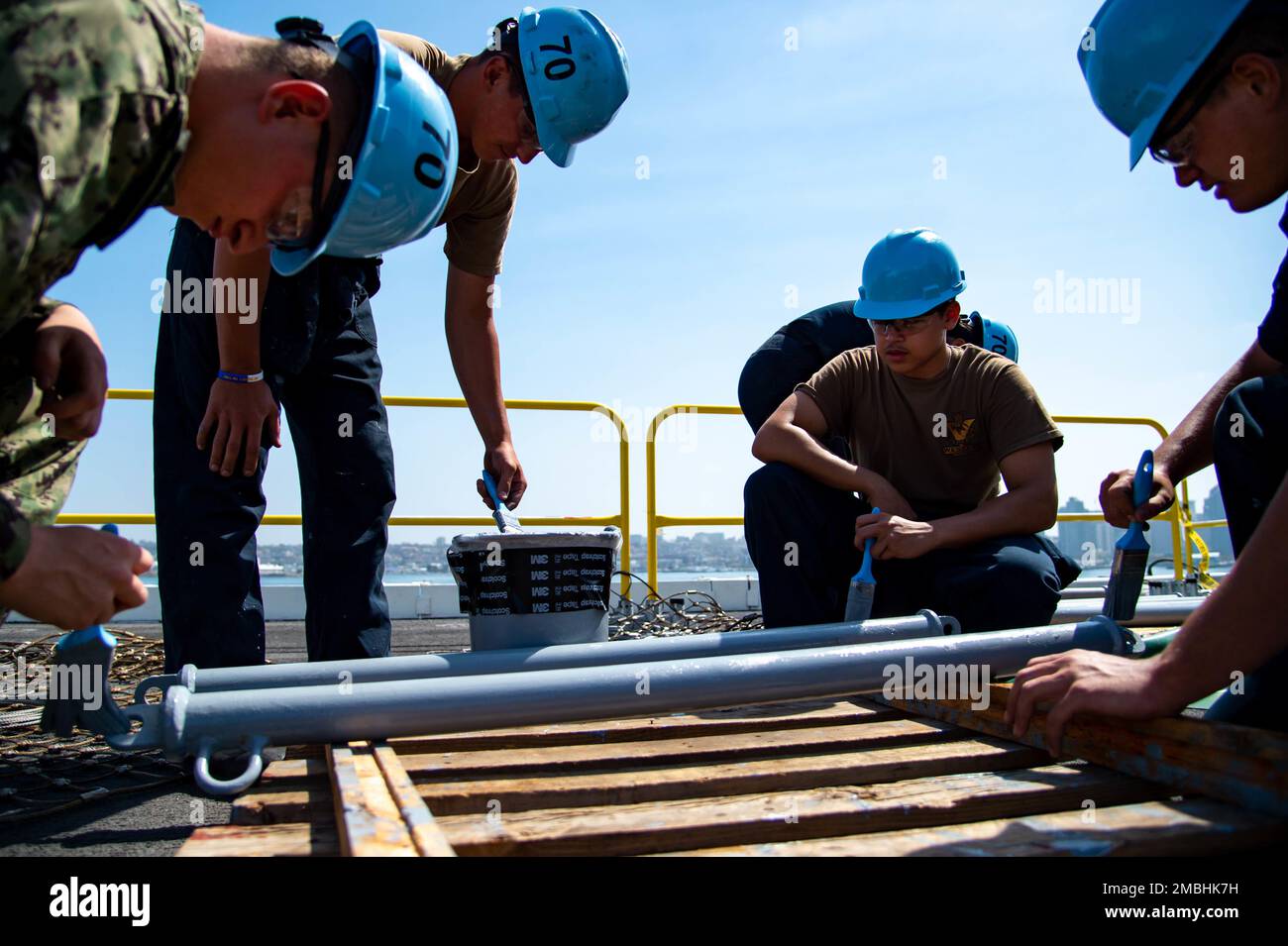 220616-N-TD381-1072 SAN DIEGO (16 giugno 2022) i marinai dipingono le staffe della rete di sicurezza del ponte di volo a bordo della portaerei di classe Nimitz USS Carl Vinson (CVN 70), giugno 16. Vinson è attualmente pierside nel suo homeport di San Diego. Foto Stock