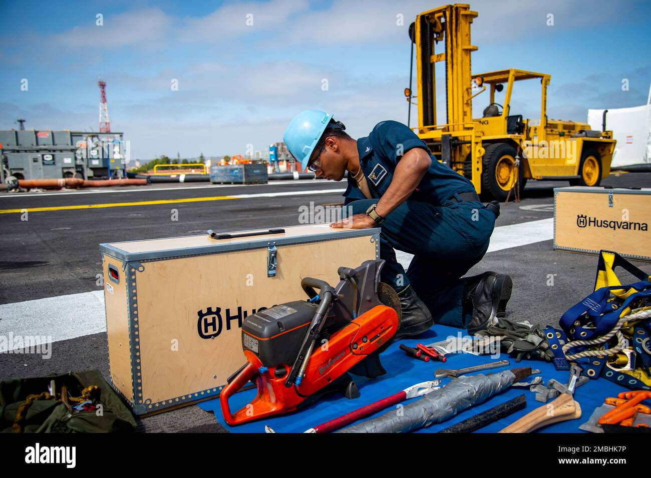 220616-N-TD381-1090 SAN DIEGO (16 giugno 2022) Aviation Boatswain’s Mate (Handling) 3rd Class Justin Salickram, nativo di Orlando, Florida, posiziona le apparecchiature di controllo dei danni prima dell'ispezione sul ponte di volo della portaerei di classe Nimitz USS Carl Vinson (CVN 70), giugno 16. Vinson è attualmente pierside nel suo homeport di San Diego. Foto Stock