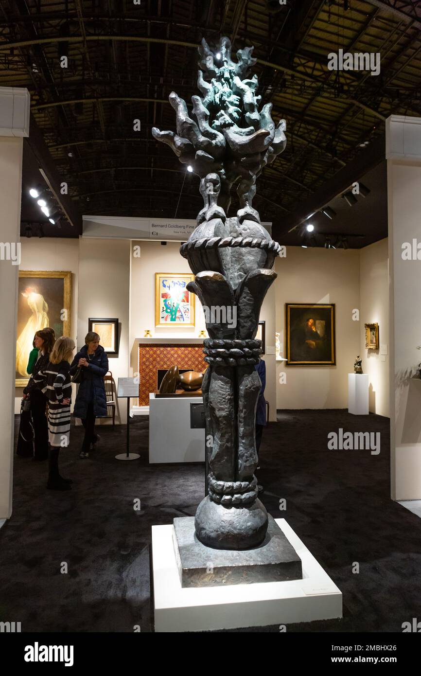 New York, NY, Stati Uniti. 20th Jan, 2023. Il Winter Show, una mostra annuale di oggetti d'antiquariato e di belle arti decorative, e che beneficia della East Side Settlement House, ha aperto nella settima Armeria Regiment su Park Avenue. Un bronzo alto 11 metri, lezione di un disastro, dello scultore lituano Jacques Lipchitz, in vendita da Bernard oldberg fine Arts Credit: Ed Lefkowicz/Alamy Live News Foto Stock