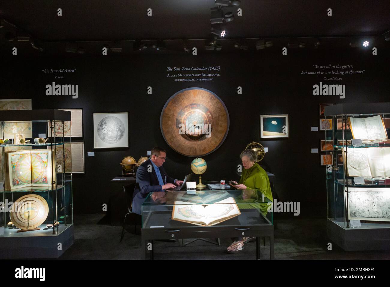 New York, NY, Stati Uniti. 20th Jan, 2023. Il Winter Show, una mostra annuale di oggetti d'antiquariato e di belle arti decorative, e che beneficia della East Side Settlement House, ha aperto nella settima Armeria Regiment su Park Avenue. Atlanti astronomici offerti dal concessionario londinese Daniel Crouch Rare Books. Credit: Ed Lefkowicz/Alamy Live News Foto Stock