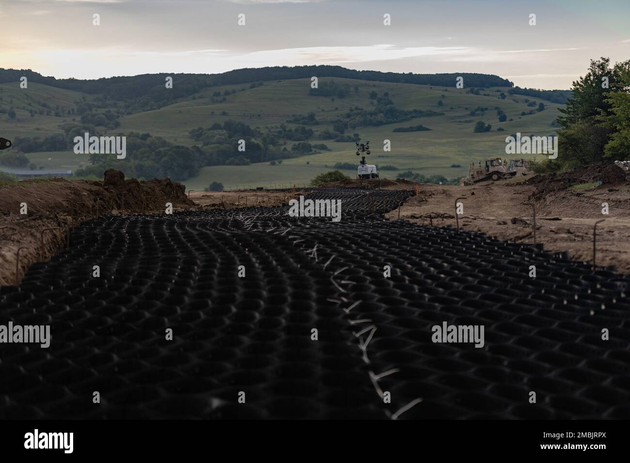 Una sezione del sistema di confinamento cellulare geocellulare riposa sotto il sole del mattino durante il Castello di Resolute 22 presso la zona di addestramento di Cincu, Romania, 17 giugno 2022. Risoluto Castle 22 costruisce buona volontà, assicura l'interoperabilità delle forze statunitensi e delle forze alleate e migliora la capacità degli alleati e dei partner della NATO di rispondere più efficacemente a qualsiasi missione nell'ambito dell'area di responsabilità dell'EUCOM. Foto Stock