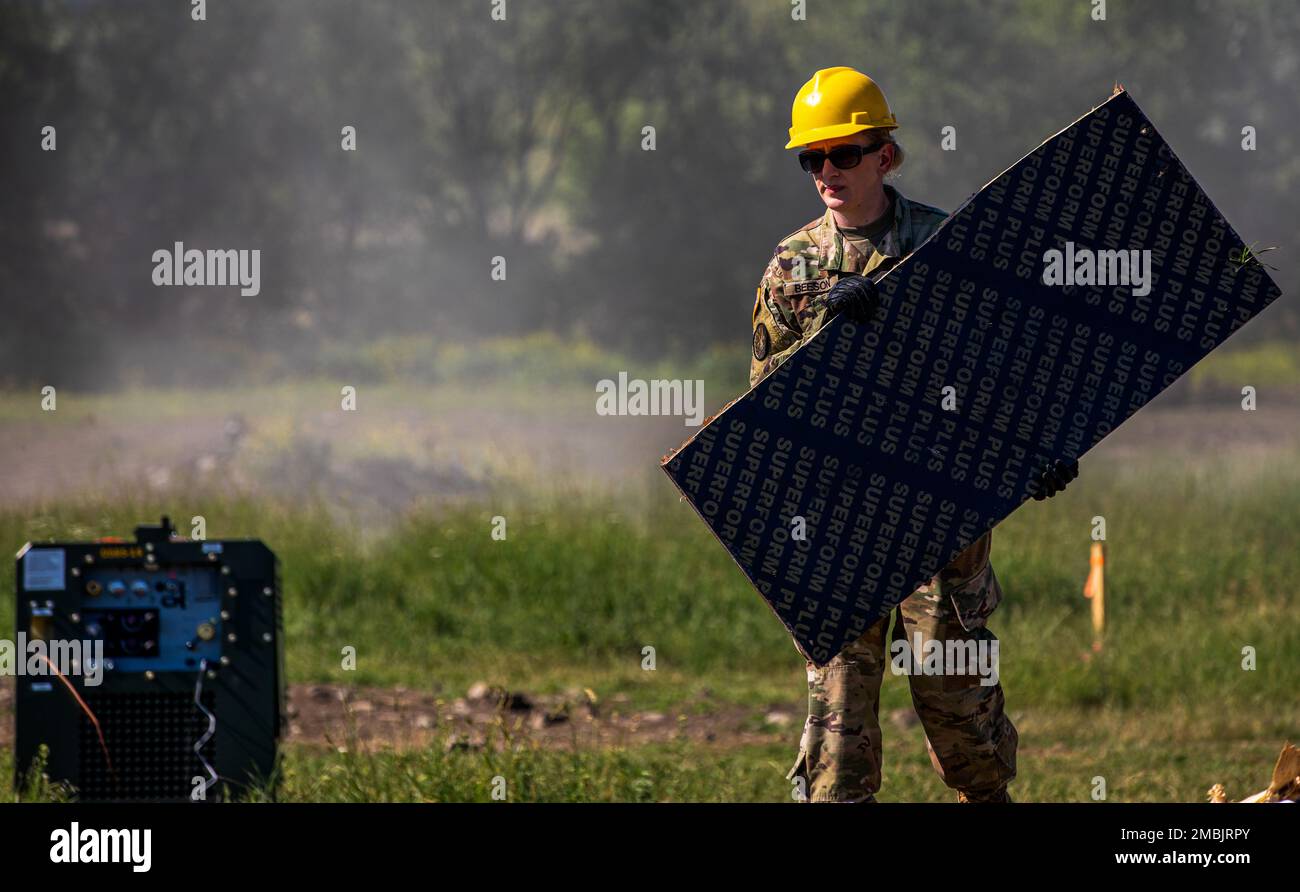 STATI UNITI Brittney Beeson, specialista in carpenteria e muratura, assegnato alla Guardia Nazionale dell'Armata del Sud Dakota, 155th Engineer Company, muove le forme di schiuma durante il Castello di Resolute 22 presso la Cincu Training Area, Romania, 16 giugno 2022. La nostra presenza in Europa fornisce ai militari degli Stati Uniti l'accesso strategico vitale per soddisfare il nostro impegno NATO di scoraggiare e, se necessario, rispondere alle minacce contro i nostri alleati. Foto Stock