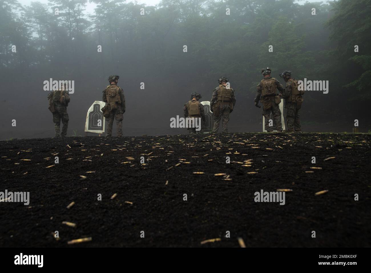 STATI UNITI Marines con 3D battaglione, 2D Marines valutano gli obiettivi a seguito di un'esercitazione di fuoco vivo durante l'esercizio Shinka 22,1 presso il Combined Arms Training Center, Camp Fuji, Giappone, 16 giugno 2022. Shinka esemplifica un impegno condiviso verso una formazione realistica che produca forze letali, pronte e adattabili in grado di svolgere operazioni decentralizzate in un'ampia gamma di missioni. 3/2 è schierato in avanti nell'Indo-Pacifico sotto 4th Marines, 3D divisione marina come parte del programma di distribuzione dell'unità. Foto Stock