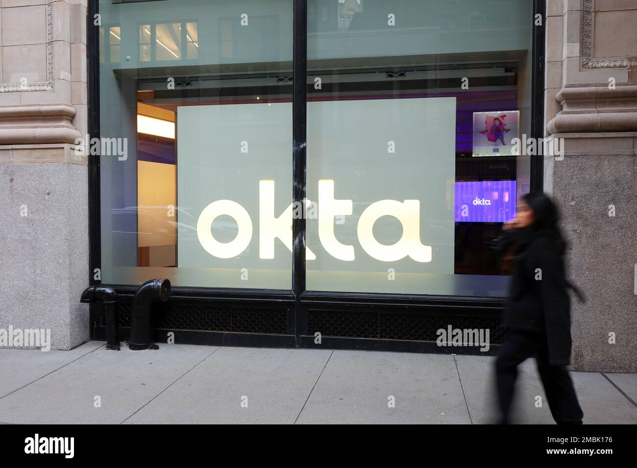Una persona passa davanti al centro Okta Experience, 920 Broadway, a New York City Foto Stock