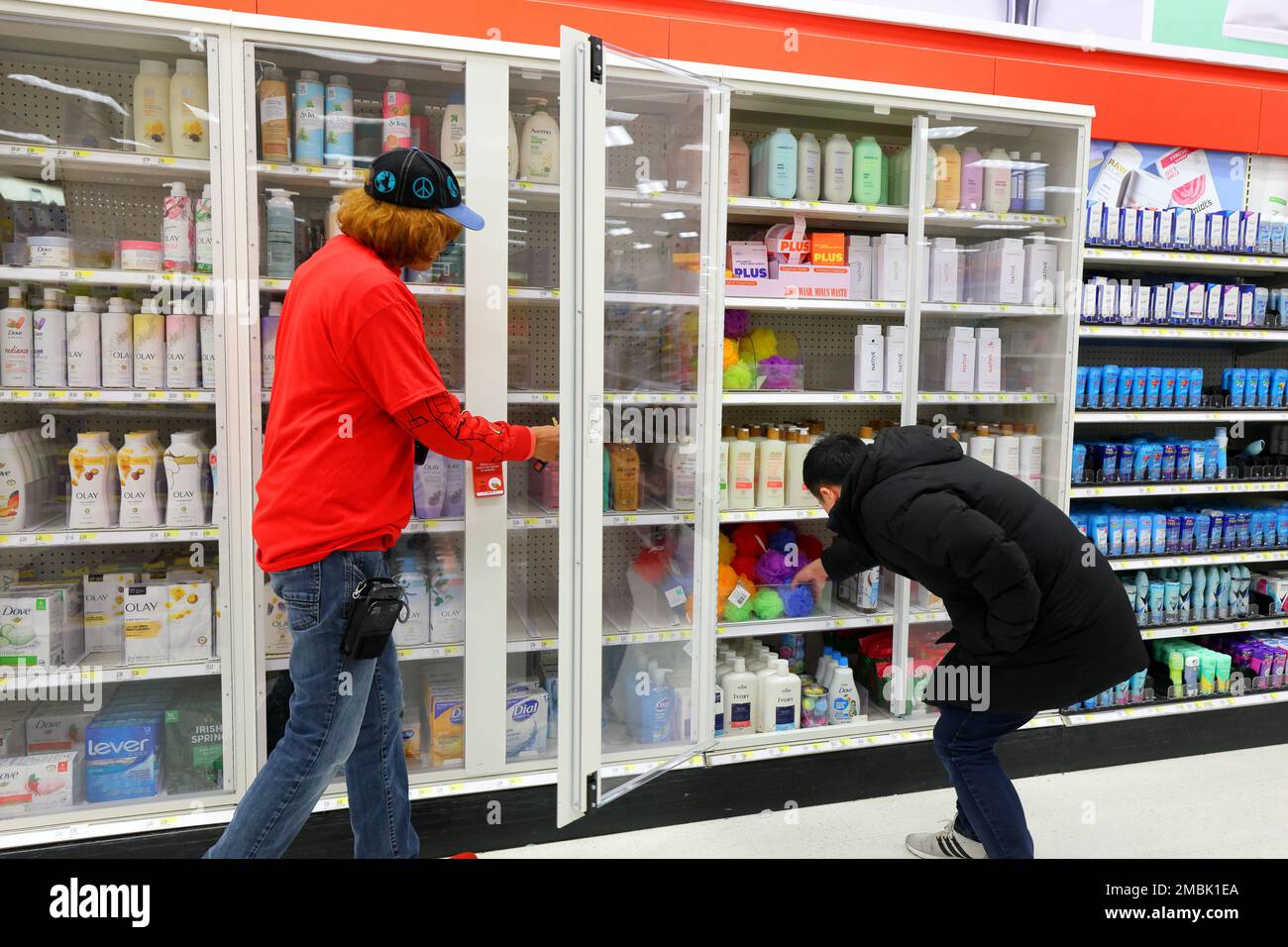 Un lavoratore del negozio al dettaglio sblocca un armadio antifurto per un cliente che acquista articoli da toeletta in un negozio Target a New York. (vedi maggiori informazioni) Foto Stock