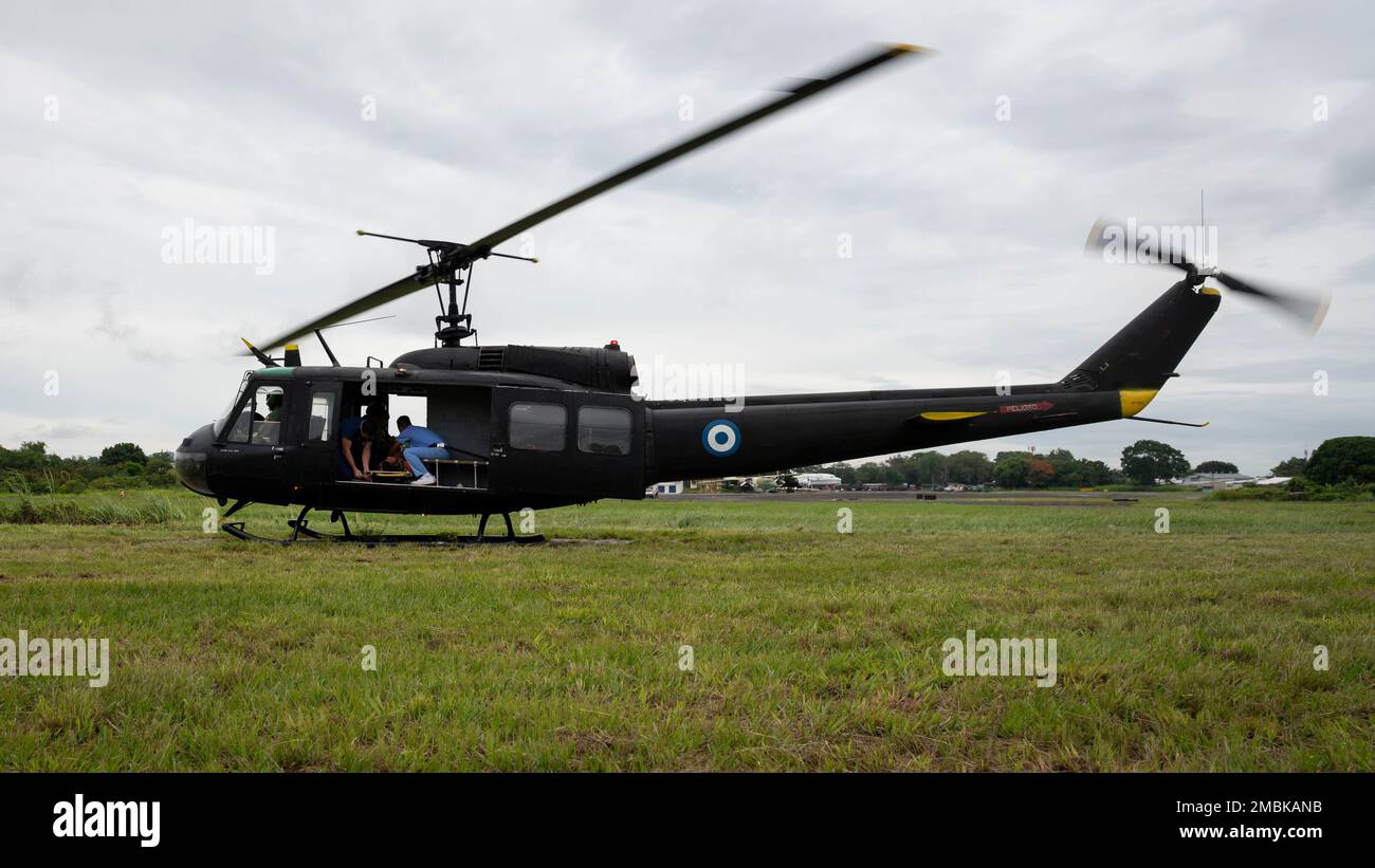 Un elicottero Bell UH-1 Huey decollerà con un paziente simulato dal sito di evacuazione durante un esercizio di evacuazione medica presso la base aerea di Ilopango, El Salvador, 16 giugno 2022. Resolute Sentinel 22 è un esercizio progettato per preparare i professionisti medici militari a implementare e condurre operazioni congiunte in condizioni austere. Foto Stock