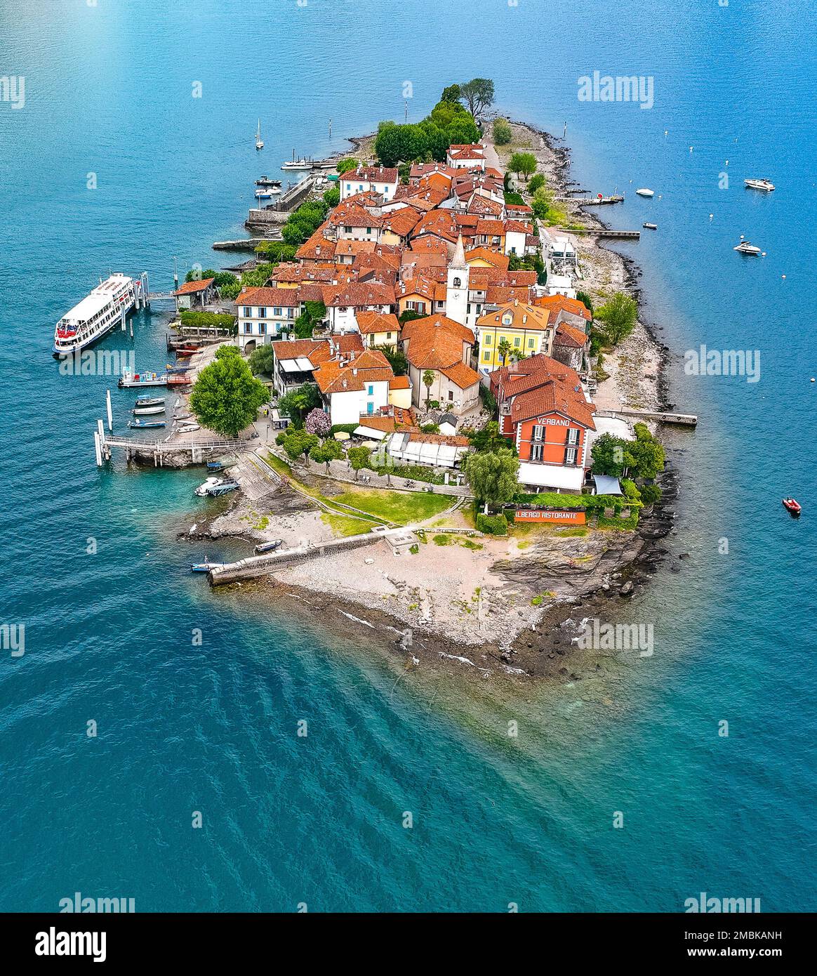 Veduta aerea dell'Isola superiore, dell'Isola dei pescatori o dell'Isola dei pescatori dell'arcipelago delle Isole Borromee del Lago maggiore Foto Stock