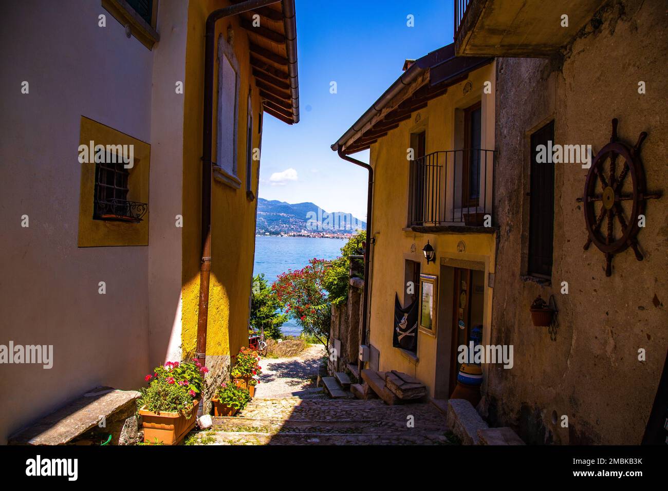 Veduta aerea dell'Isola superiore, dell'Isola dei pescatori o dell'Isola dei pescatori dell'arcipelago delle Isole Borromee del Lago maggiore Foto Stock