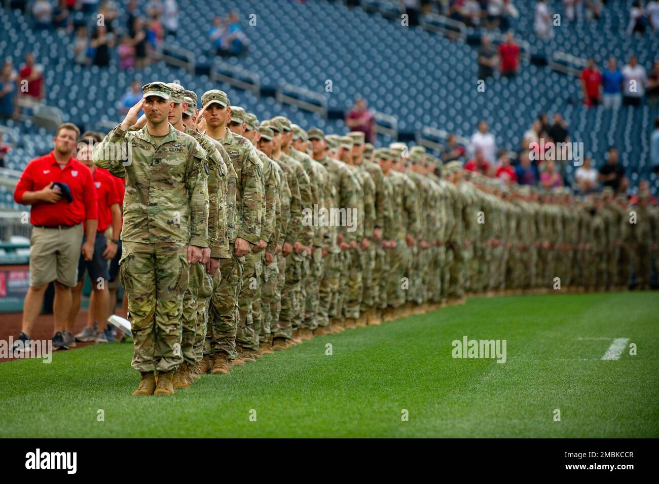 STATI UNITI I soldati partecipano alla Giornata dell'Esercito con i cittadini al Nationals Park a Washington, D.C., 16 giugno 2022. Segretario degli Stati Uniti Army Christine Wormuth, Capo di Stato maggiore degli Stati Uniti James C. McConville e Sgt. Major degli Stati Uniti L'esercito Michael A. Grinston ha ospitato le celebrazioni per il 247th° compleanno dell'esercito. Foto Stock