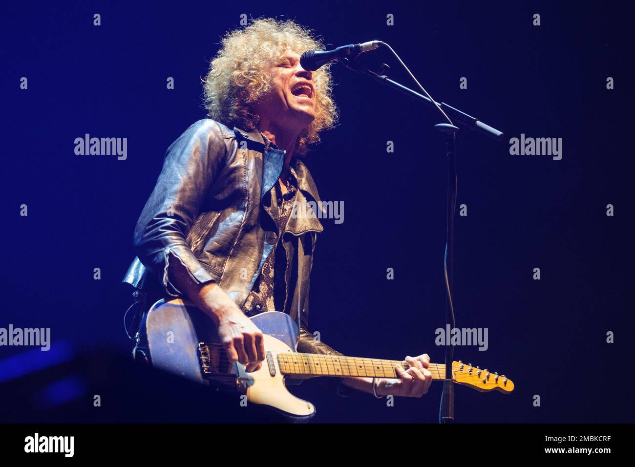 Madrid, Spagna. 20th Jan, 2023. Il cantante Ovidi Tormo del gruppo Los Zigarros suona sul palco all'Inverfest 2023 Festival al WizCenter di Madrid. Credit: SOPA Images Limited/Alamy Live News Foto Stock