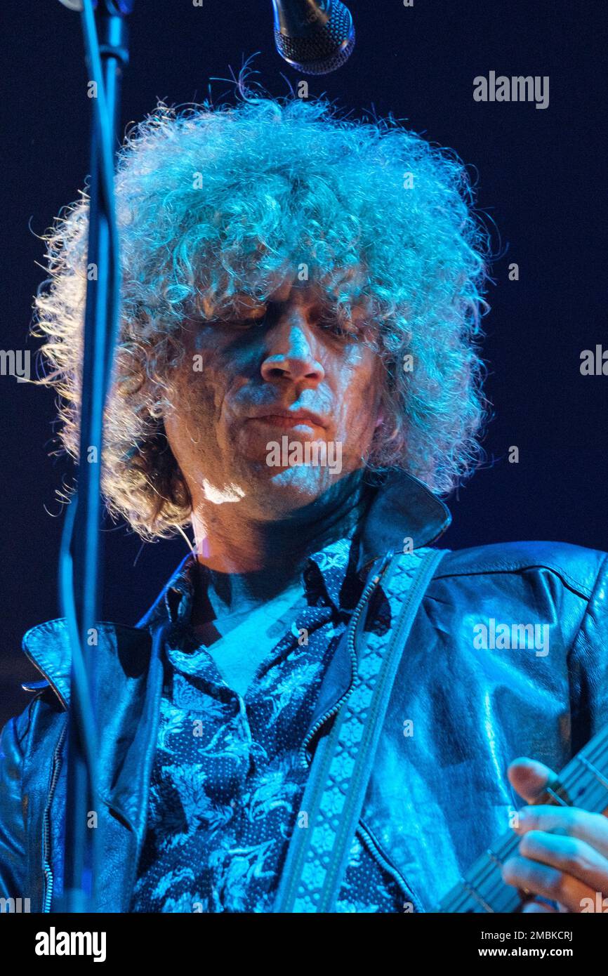 Madrid, Spagna. 20th Jan, 2023. Il cantante Ovidi Tormo del gruppo Los Zigarros suona sul palco all'Inverfest 2023 Festival al WizCenter di Madrid. Credit: SOPA Images Limited/Alamy Live News Foto Stock