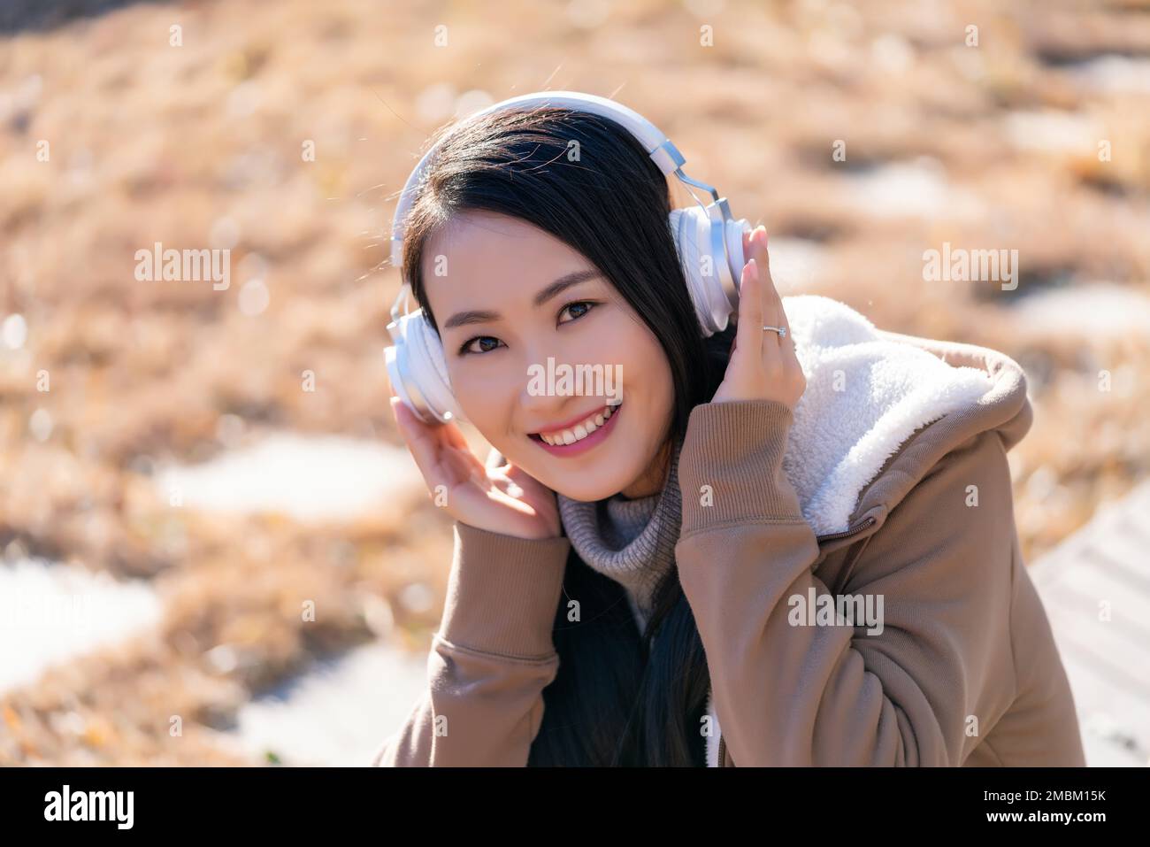 La giovane donna, ascoltare musica Foto Stock