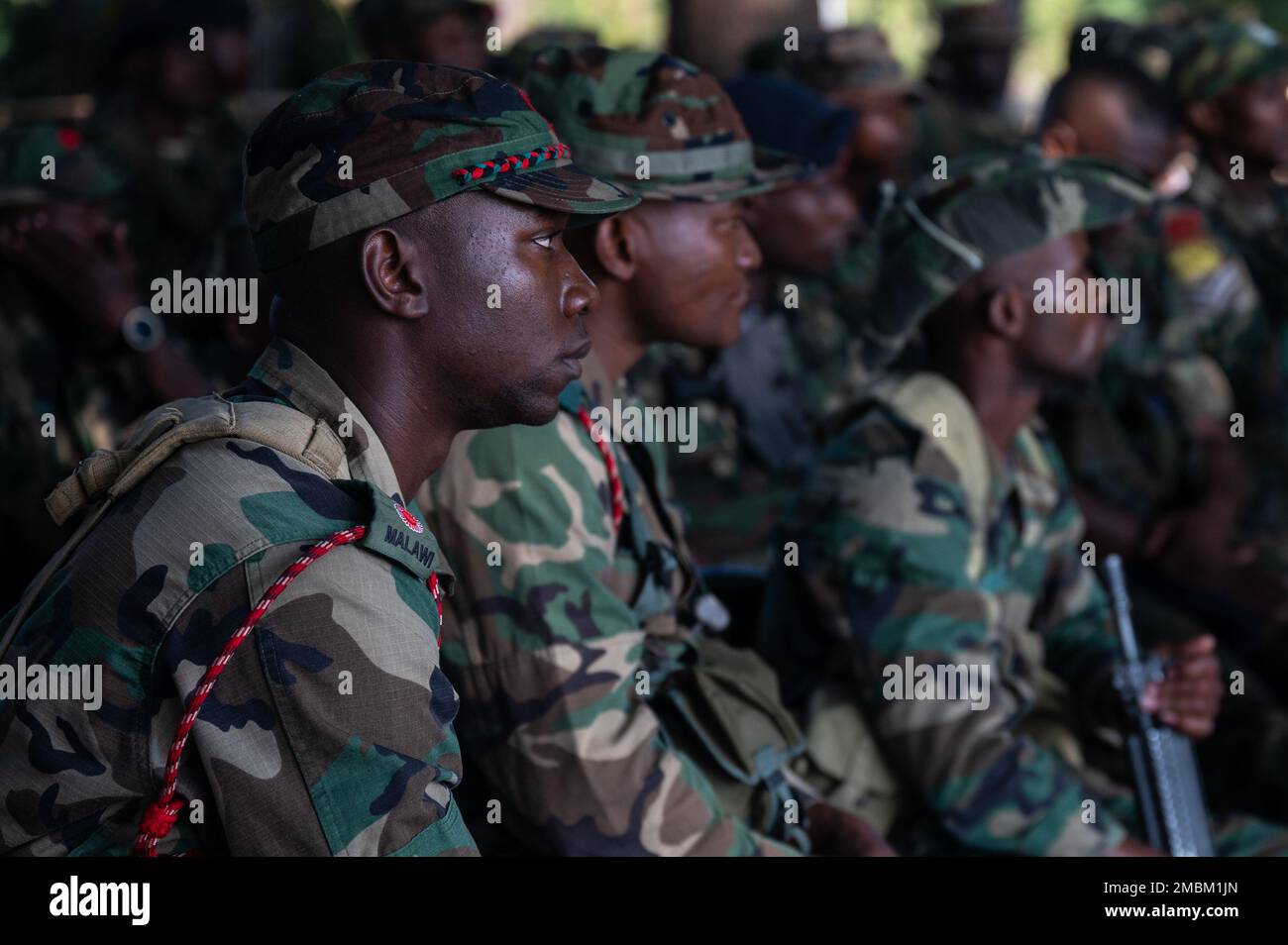 I membri della forza marittima malawia ottengono insegnati le tecniche adeguate di nuoto con le pinne sim sopra da un americano Team Operational Detachment Alpha (APS) durante un Joint Combined Exchange Training (JCET) a Monkey Bay, Malawi, 16 giugno 2022. JCETS migliora le relazioni degli Stati Uniti con le nazioni partner sviluppando e mantenendo connessioni critiche da militare a militare e migliorando la disponibilità e l'interoperabilità congiunte e alleate. Foto Stock