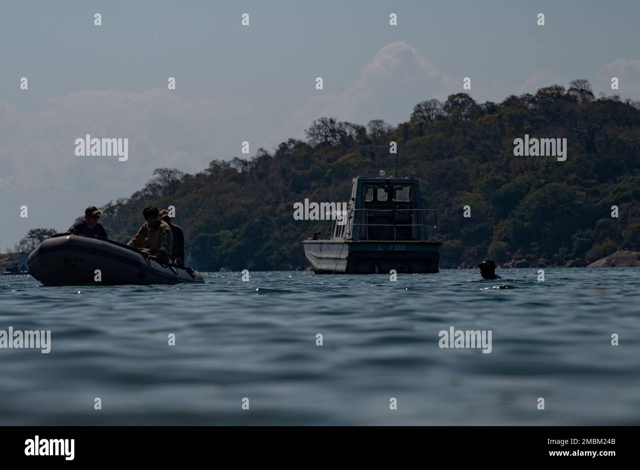 I membri della forza marittima di Malawia ottengono insegnati le tecniche di nuoto scout delle operazioni marittime da un americano Team Operational Detachment Alpha (APS) che ha durato un Joint Combined Exchange Training (JCET) a Monkey Bay, Malawi, 16 giugno 2022. JCETS migliora le relazioni degli Stati Uniti con le nazioni partner sviluppando e mantenendo connessioni critiche da militare a militare e migliorando la disponibilità e l'interoperabilità congiunte e alleate. Foto Stock