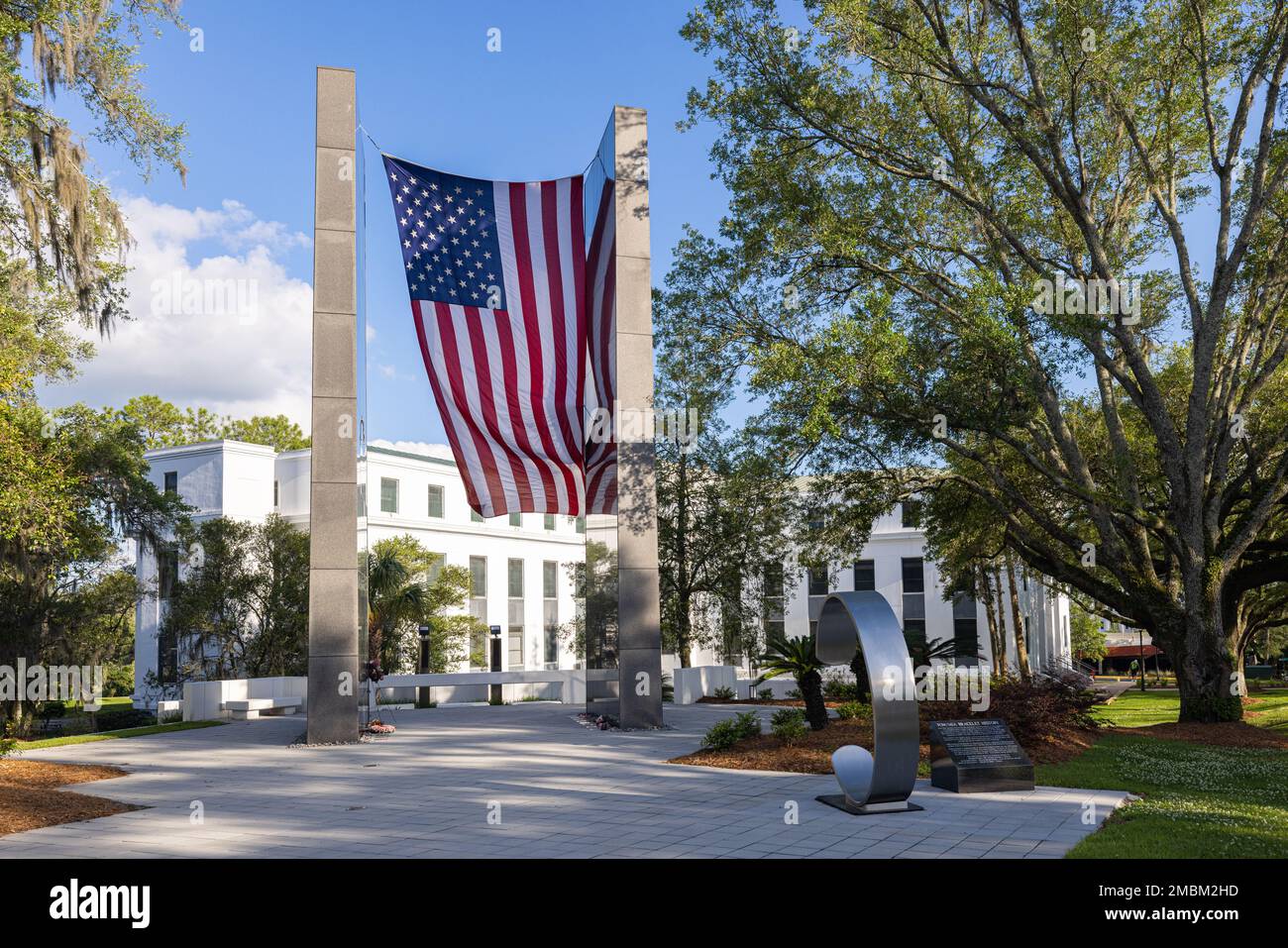 Tallahassee, Florida, USA - 18 aprile 2022: Il Florida Vietnam Veterans Memorial con l'Holland Building sullo sfondo Foto Stock