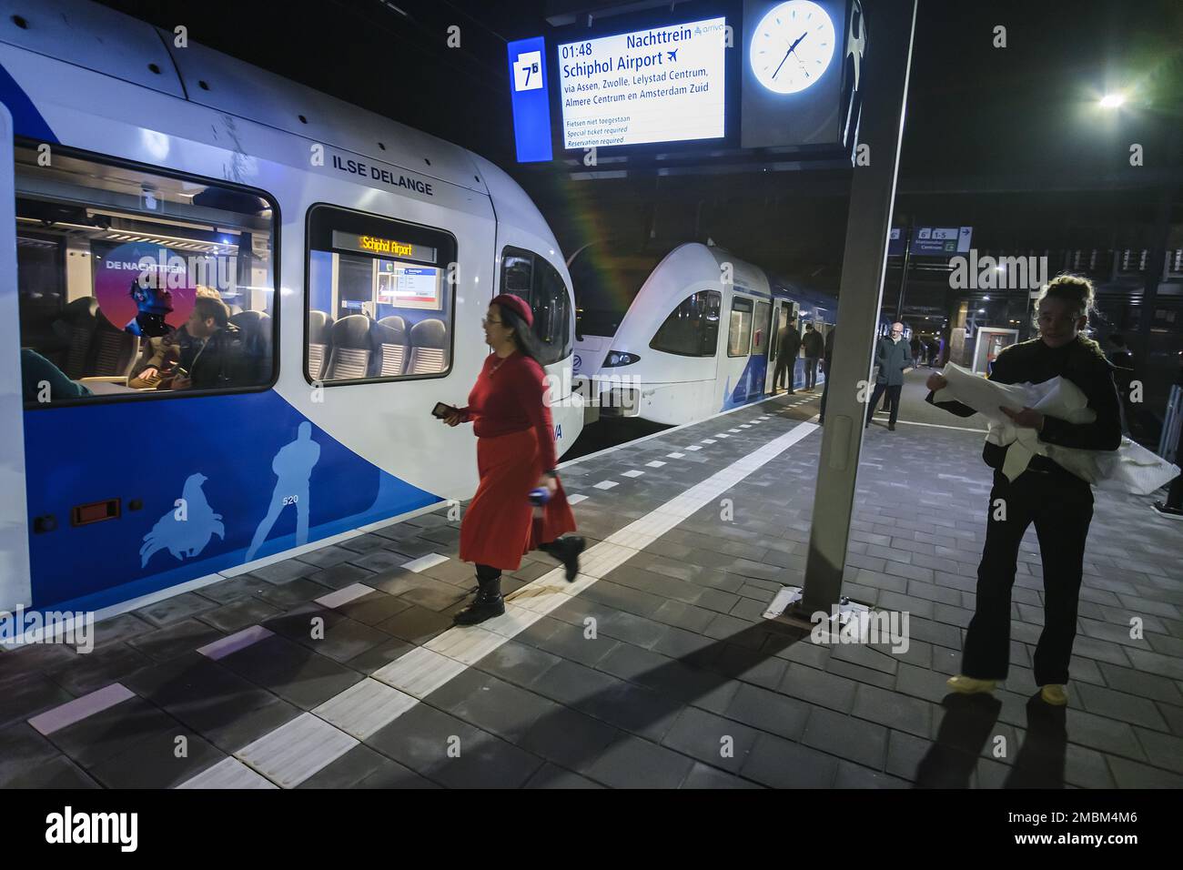 GRONINGEN - il primo treno notturno arriva alla stazione di Groningen. Il treno notturno da Groningen a Schiphol e ritorno ogni venerdì sera. ANP ANJO DE HAAN netherlands out - belgium out Credit: ANP/Alamy Live News Foto Stock