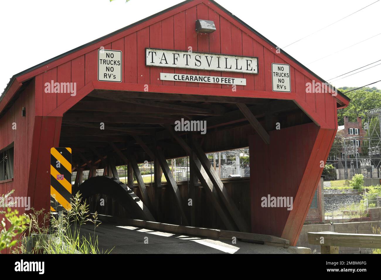 Questo ponte è rosso brillante e si estende sul fiume Ottauquechee a Taftsville, VT. È un ponte coperto incorniciato in legno nel villaggio di Taftsville a Woodsto Foto Stock