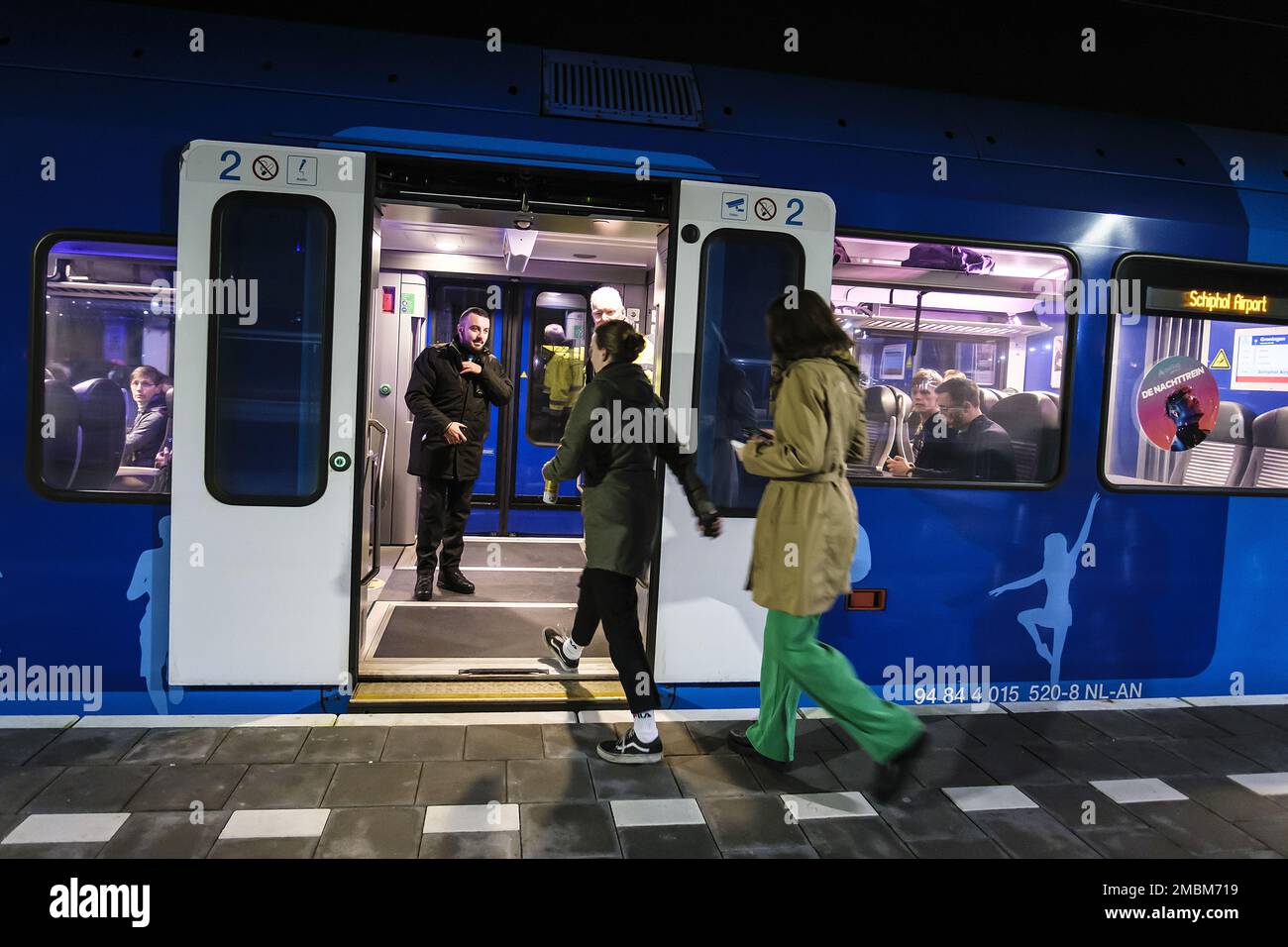 GRONINGEN - il primo treno notturno arriva alla stazione di Groningen. Il treno notturno da Groningen a Schiphol e ritorno ogni venerdì sera. ANP ANJO DE HAAN netherlands out - belgium out Credit: ANP/Alamy Live News Foto Stock