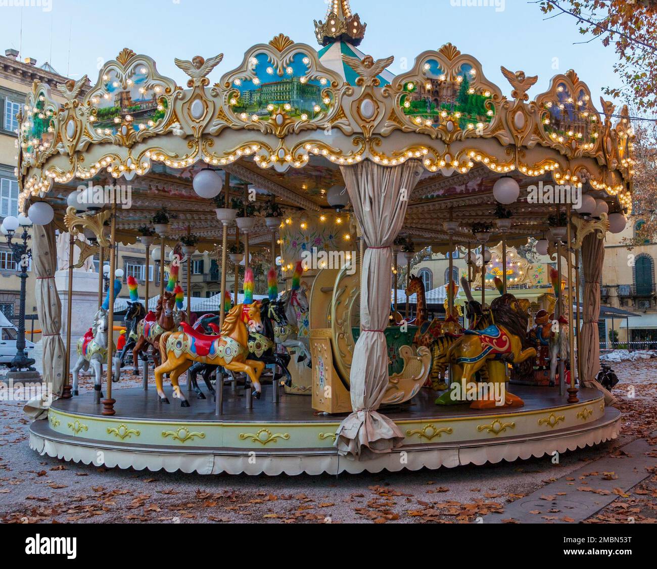 Carosello vuoto in Piazza Napoleone, Lucca, in una fredda giornata autunnale. Foto Stock
