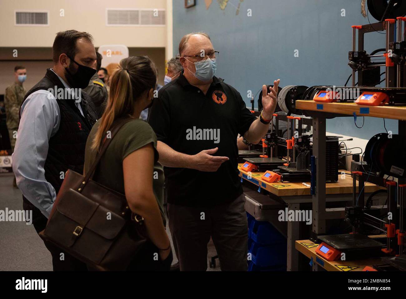 John Dickerson, a destra, responsabile dell'innovazione di Phoenix Spark, discute con i visitatori delle stampanti Labs 3D durante una giornata dell'industria phoenix Spark presso la base dell'aeronautica militare Travis, California, 17 giugno 2022. L'evento ha ospitato aziende esterne per presentare idee alla popolazione di base attraverso presentazioni ed è stato progettato per portare le ultime tecnologie del settore privato e portarlo al Team Travis per sviluppare nuovi modi per vincere la prossima lotta. Foto Stock