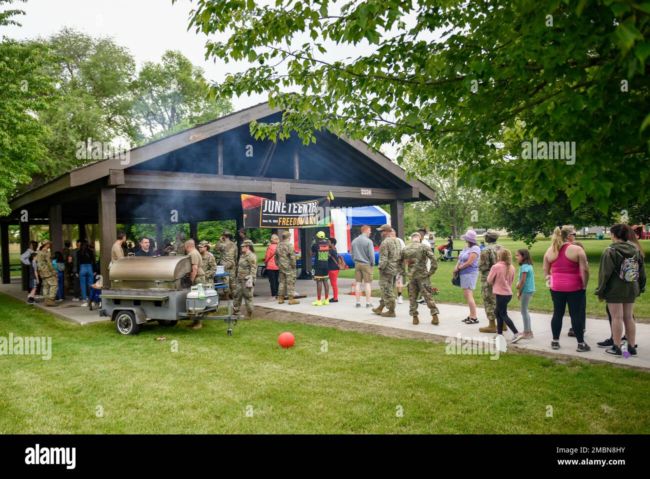 La folla si allinea per mangiare alla celebrazione del primo giugno sulla base dell'aeronautica militare di Fairchild, Washington, 17 giugno 2022. Junetsex sottolinea l'educazione all'emancipazione afro-americana negli Stati Uniti. Foto Stock