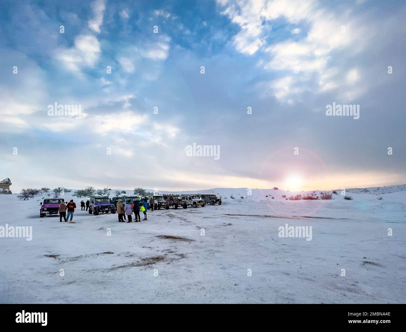 Concetto di destinazione di viaggio: Formazione di rocce vulcaniche in Cappadocia, Anatolia Centrale, Turchia. Area storica coperta di neve. Paesaggio invernale Foto Stock